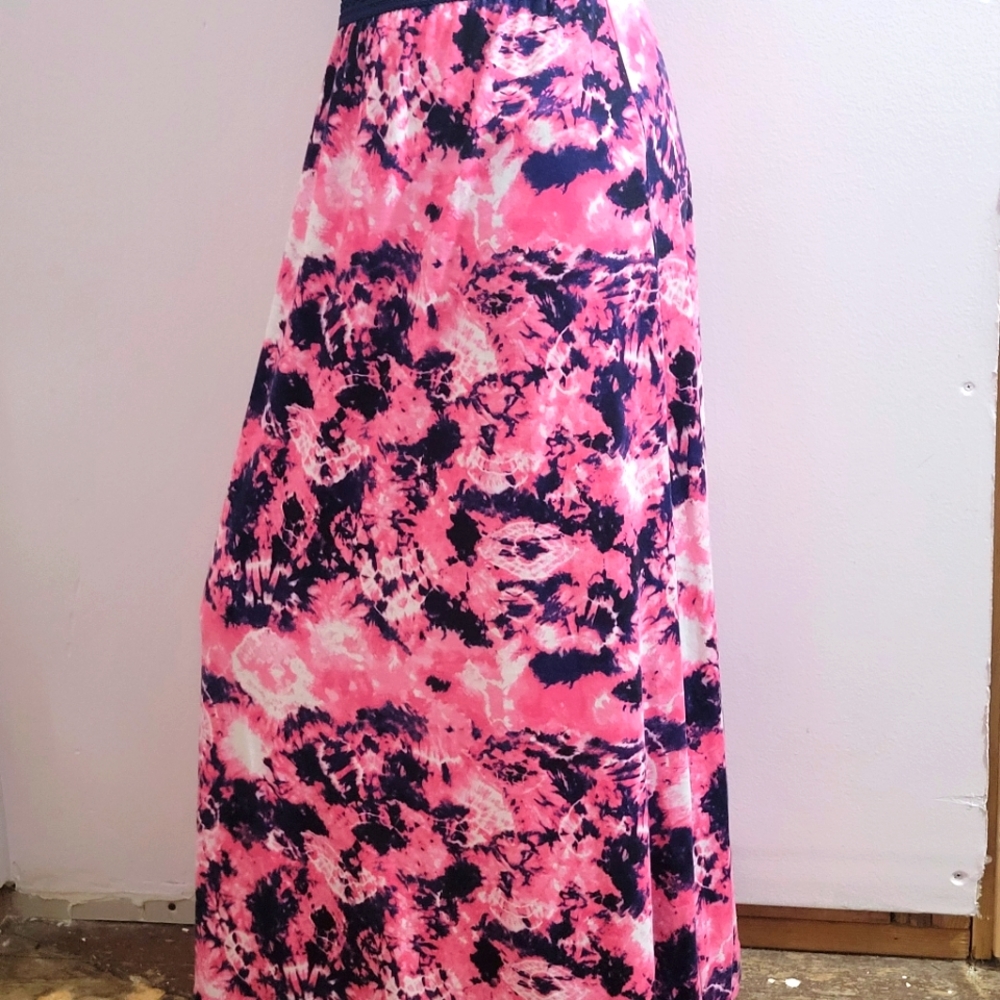 Maxi skirt, with elastic waist. Size small. Polyester/spandex mix